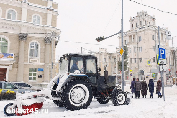 В Кургане уборку снега начинают с проезжих частей В Кургане уборку снега начинают с проезжих частей