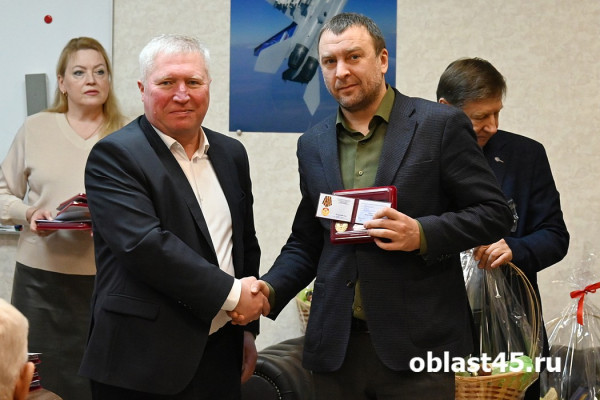 Лидерам оборонки России с «Курганприбора» вручили почетные награды Лидерам оборонки России с «Курганприбора» вручили почетные награды