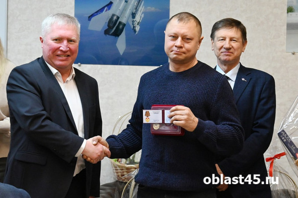 Лидерам оборонки России с «Курганприбора» вручили почетные награды Лидерам оборонки России с «Курганприбора» вручили почетные награды