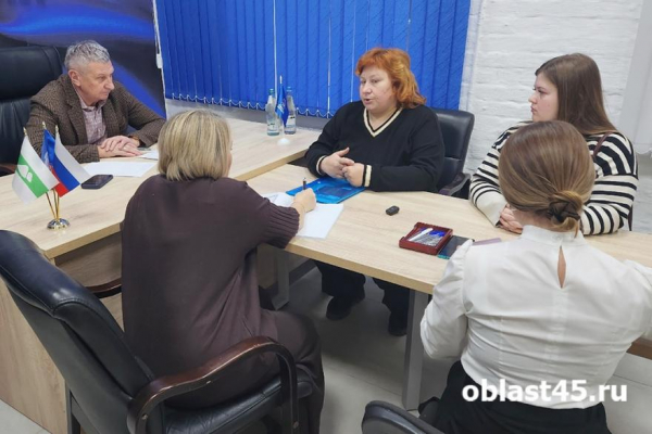 &laquo;Чтобы вместе преодолеть&raquo;: курганский сенатор Муратов провёл приём зауральцев