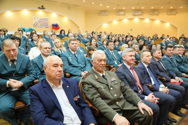 Курганских налоговиков поздравили с 35-летием службы