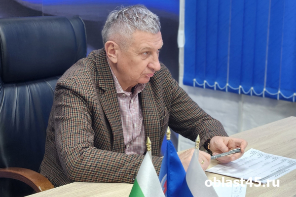 &laquo;Чтобы вместе преодолеть&raquo;: курганский сенатор Муратов провёл приём зауральцев