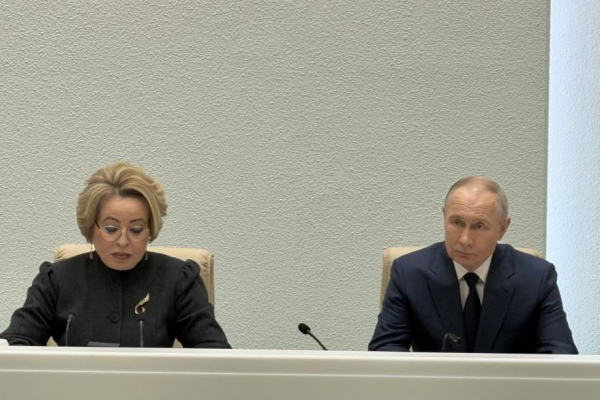 Путин призвал сенаторов учитывать интересы регионов на заседании Совфеда Путин призвал сенаторов учитывать интересы регионов на заседании Совфеда
