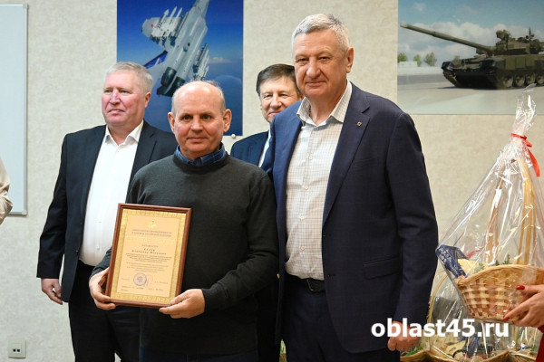 Лидерам оборонки России с «Курганприбора» вручили почетные награды Лидерам оборонки России с «Курганприбора» вручили почетные награды