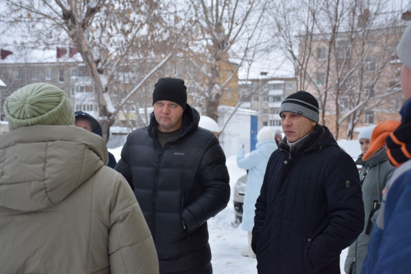 В Кургане в одном из дворов Заозёрного неизвестные выгрузили кучу снега с КамАЗа