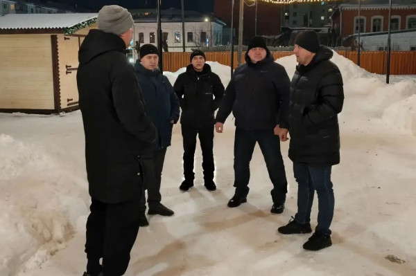Мэр Кургана лично проверил уличное освещение и дворы в отдалённых микрорайонах Мэр Кургана лично проверил уличное освещение и дворы в отдалённых микрорайонах