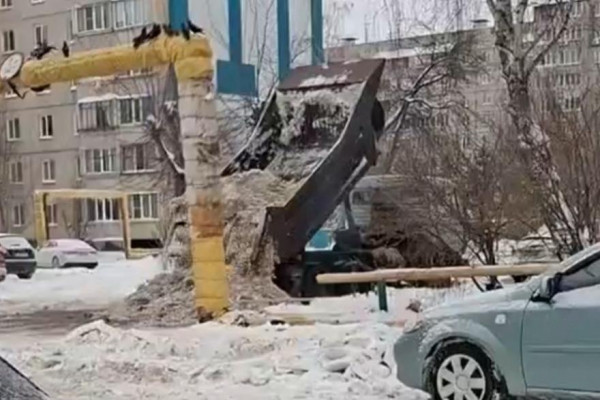 В Кургане в одном из дворов Заозёрного неизвестные выгрузили кучу снега с КамАЗа