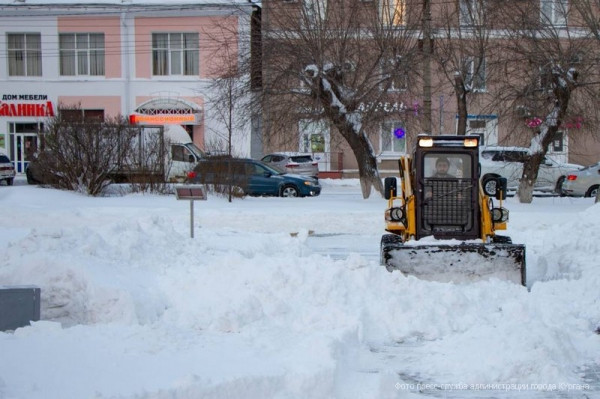 Сегодня по инициативе главы города Кургана на очистку территорий от снега привлечены дополнительные ресурсы