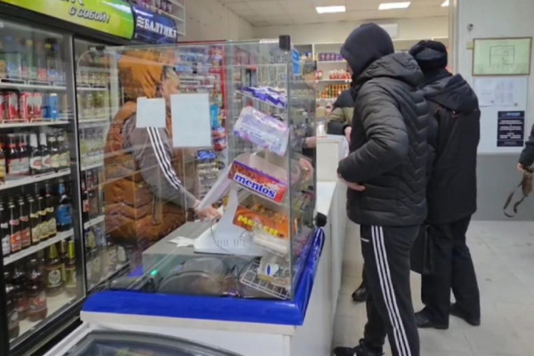 Полиция поделилась эксклюзивным видео рейда в курганский магазин &laquo;Август&raquo;