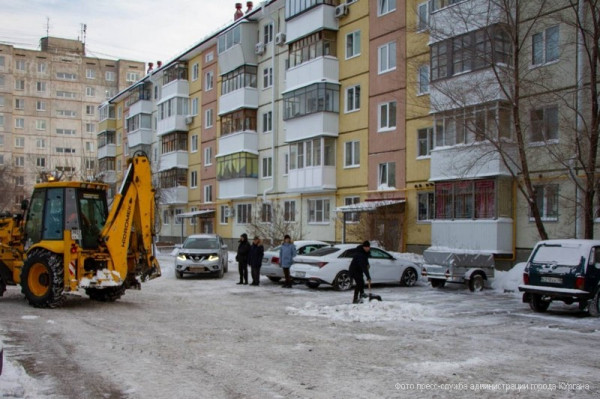 Сегодня по инициативе главы города Кургана на очистку территорий от снега привлечены дополнительные ресурсы