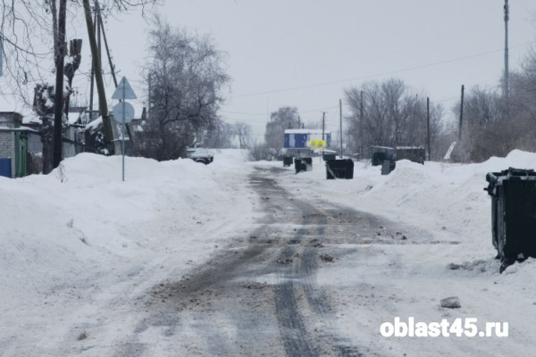В курганском микрорайоне заезды во дворы и обочины дорог завалены снегом