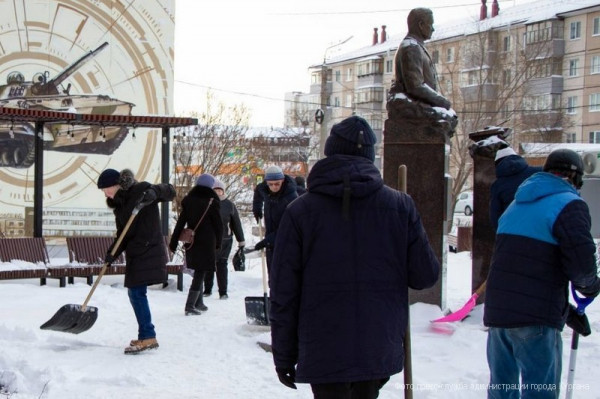 Сегодня по инициативе главы города Кургана на очистку территорий от снега привлечены дополнительные ресурсы