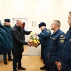 Подарки от губернатора Вадима Шумкова получили сотрудники экстренных служб, которые встретят новогоднюю ночь на дежурстве
Подарки от губернатора Вадима Шумкова получили сотрудники экстренных служб, которые встретят новогоднюю ночь на дежурстве