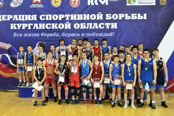 Курганские борцы завоевали три золота на первенстве УрФО