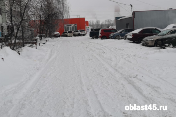 В курганском микрорайоне заезды во дворы и обочины дорог завалены снегом