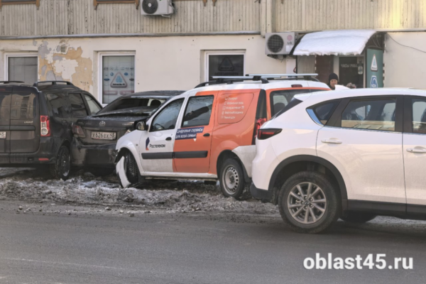 В Кургане на улице Куйбышева произошло массовое ДТП с участием пяти автомобилей В Кургане на улице Куйбышева произошло массовое ДТП с участием пяти автомобилей