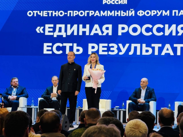 Дмитрий Медведев вручил партийный билет депутату курганской облдумы Татьяне Хильчук Дмитрий Медведев вручил партийный билет депутату курганской облдумы Татьяне Хильчук