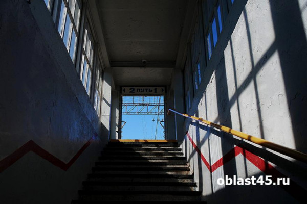 В Кургане в тоннеле пригородного вокзала стало светлее В Кургане в тоннеле пригородного вокзала стало светлее