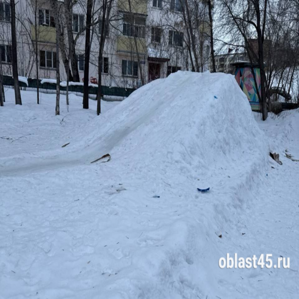 Осада Старообрядческого сквера: курганские дети остались без горки из-за завалов грязного снега