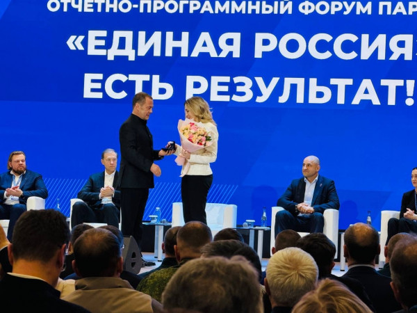 Дмитрий Медведев вручил партийный билет депутату курганской облдумы Татьяне Хильчук Дмитрий Медведев вручил партийный билет депутату курганской облдумы Татьяне Хильчук