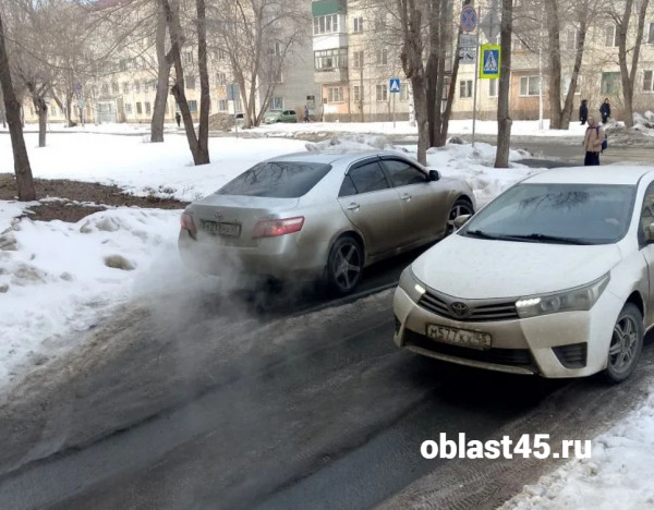 Машины штурмуют тротуары в Кургане: под колёсами могут оказаться дети Машины штурмуют тротуары в Кургане: под колёсами могут оказаться дети