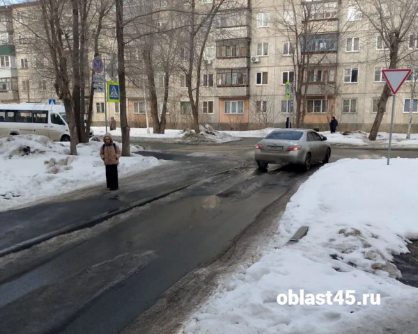 Машины штурмуют тротуары в Кургане: под колёсами могут оказаться дети Машины штурмуют тротуары в Кургане: под колёсами могут оказаться дети