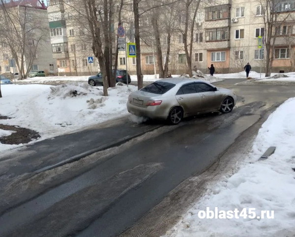 Машины штурмуют тротуары в Кургане: под колёсами могут оказаться дети Машины штурмуют тротуары в Кургане: под колёсами могут оказаться дети