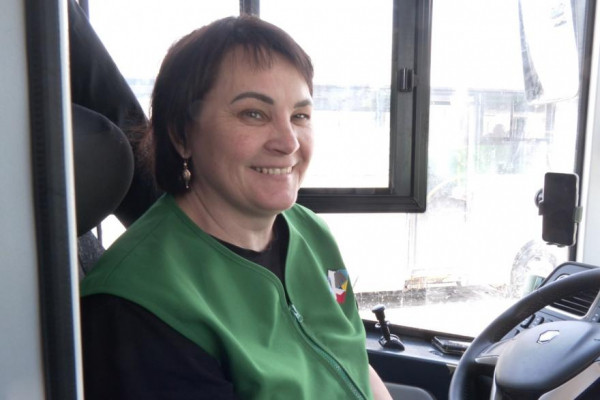 В Кургане обаятельный водитель автобуса удивляет пассажиров В Кургане обаятельный водитель автобуса удивляет пассажиров