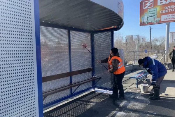 После зимы в Кургане отмывают все автобусные остановки 