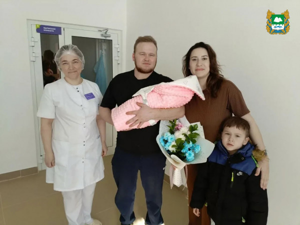 В Курганской области из обновленного роддома выписали первого новорожденного