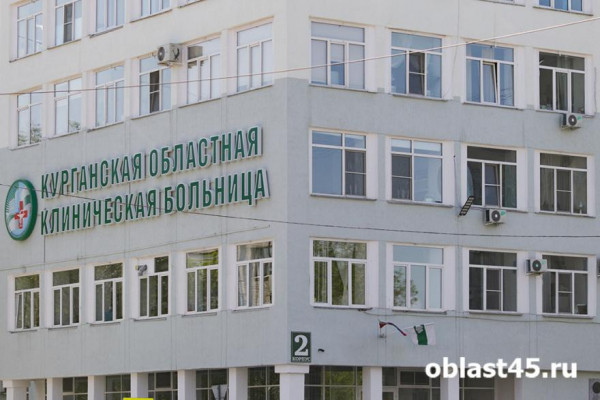 В Кургане возле областной больницы эвакуируют машины В Кургане возле областной больницы эвакуируют машины