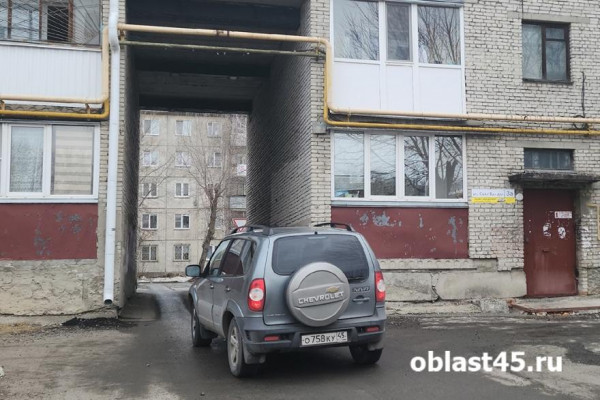 Под «кирпич» через двор: как курганские водители игнорируют запрет ГАИ Под «кирпич» через двор: как курганские водители игнорируют запрет ГАИ