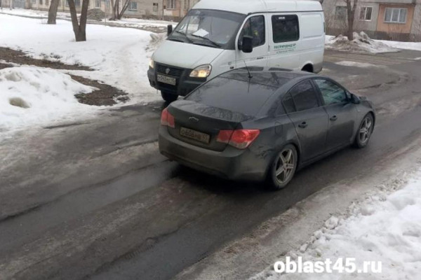 Машины штурмуют тротуары в Кургане: под колёсами могут оказаться дети Машины штурмуют тротуары в Кургане: под колёсами могут оказаться дети