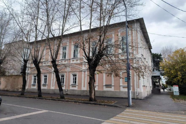 В Кургане выставили на продажу старинный дом, где жил легендарный глава города В Кургане выставили на продажу старинный дом, где жил легендарный глава города