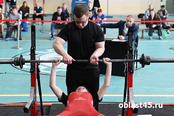 В Кургане стартовал 39-й чемпионат области по пауэрлифтингу В Кургане стартовал 39-й чемпионат области по пауэрлифтингу