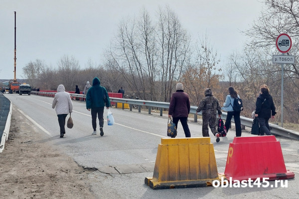 Курганцы тратят до часа на ожидание автобуса из-за перекрытия Мало-Чаусовского моста Курганцы тратят до часа на ожидание автобуса из-за перекрытия Мало-Чаусовского моста