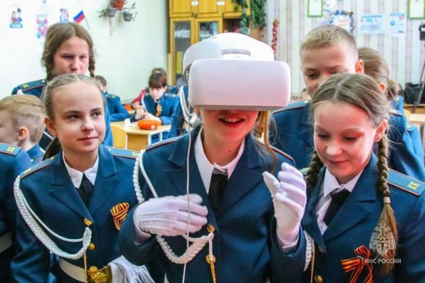 Современные технологии на службе: сотрудники МЧС встретились с курганскими школьниками Современные технологии на службе: сотрудники МЧС встретились с курганскими школьниками