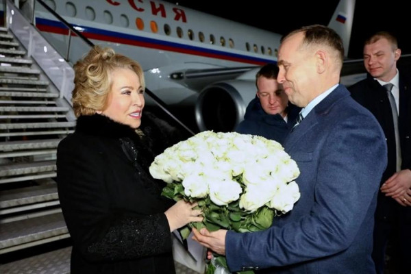 С букетом белых роз: Матвиенко в Кургане встретили по традиционному русскому обычаю С букетом белых роз: Матвиенко в Кургане встретили по традиционному русскому обычаю