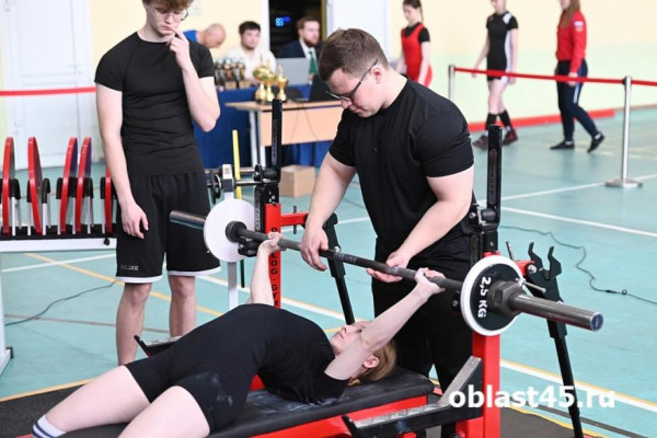 В Кургане стартовал 39-й чемпионат области по пауэрлифтингу В Кургане стартовал 39-й чемпионат области по пауэрлифтингу
