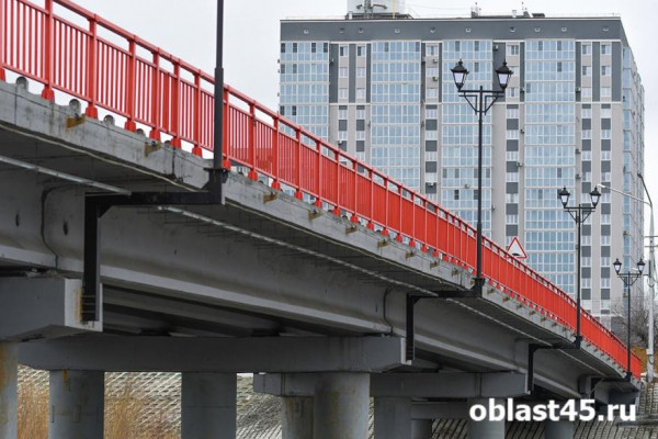 В Кургане расчистили Тобол под Кировским мостом В Кургане расчистили Тобол под Кировским мостом