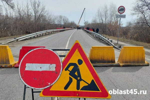 Курганцы тратят до часа на ожидание автобуса из-за перекрытия Мало-Чаусовского моста Курганцы тратят до часа на ожидание автобуса из-за перекрытия Мало-Чаусовского моста