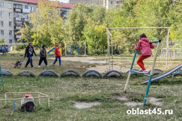 В Кургане подростки повредили детскую площадку и нарисовали нацистскую символику