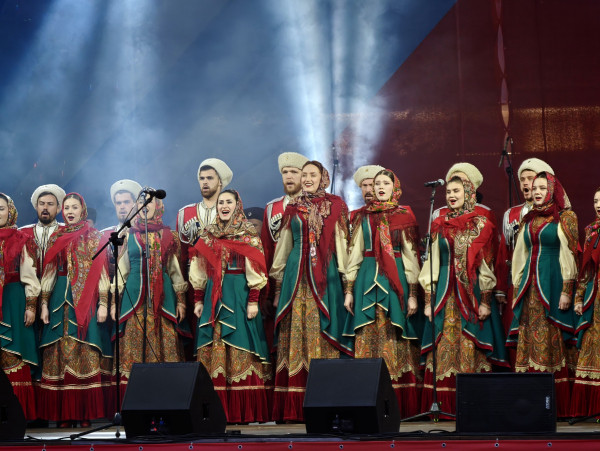 Курган на максималках: легендарный казачий хор выступает на площади