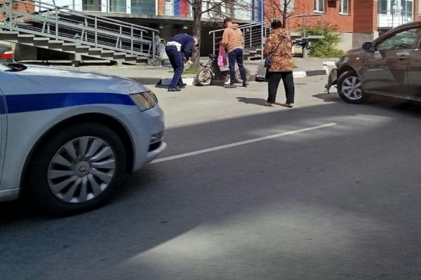 В центре Кургана сбили мужчину на электросамокате
