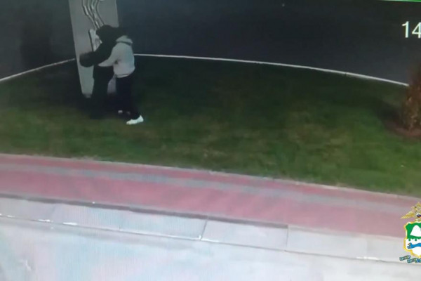 В Кургане вандал, повредивший фигуру музыканта, попал на камеры