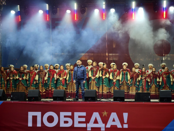 Курган на максималках: легендарный казачий хор выступает на площади