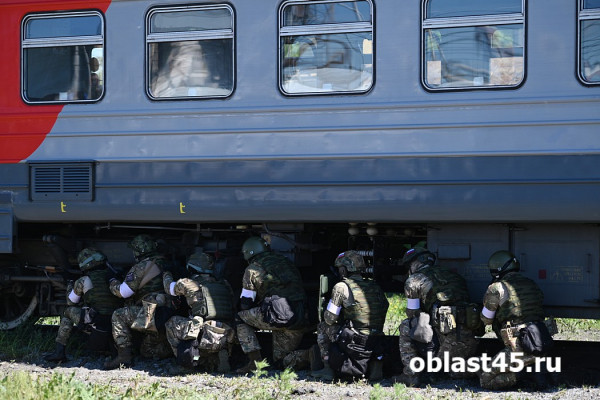 В Кургане силовики штурмовали вагон на антитеррористических учениях