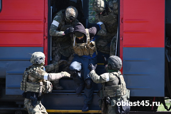 В Кургане силовики штурмовали вагон на антитеррористических учениях