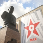 
											Губернатор Вадим Шумков почтил память героев-земляков									