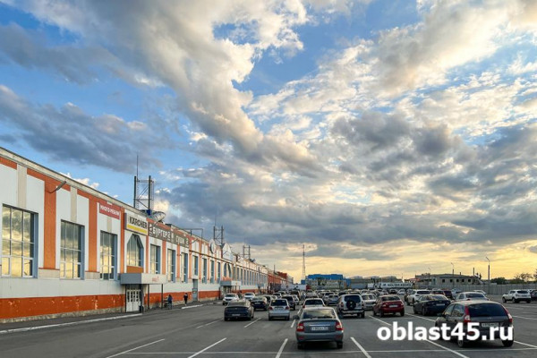 В Кургане на парковке торгового центра перевернулась машина В Кургане на парковке торгового центра перевернулась машина